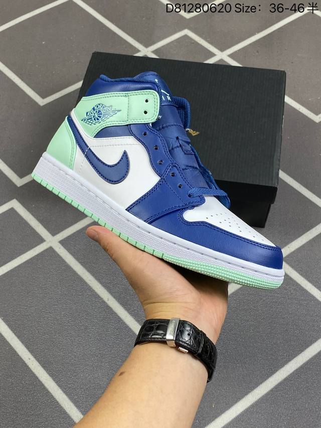 Air Jordan 1 Mid Blue Mint 中帮 蓝薄荷 Aj1 乔丹1代 Aj1 乔1 中邦 蓝薄荷 乔丹篮球鞋系列 鞋身整体以白色搭配海军蓝色为主