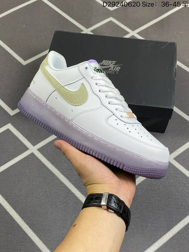 耐克 Nike Air Force 1 '07 Low 空军一号含气垫 低帮百搭厚底增高休闲运动板鞋。柔软、弹性十足的缓震性能和出色的中底设计，横跨复古与现代的