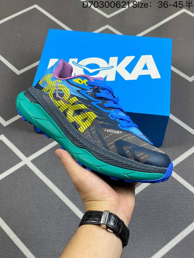 小红书推荐hoka One One 全新配色 这个品牌来自于新西兰的毛利语，Hoka表示大地，One One表示飞越，连起来就是飞越地平线，One One不是读