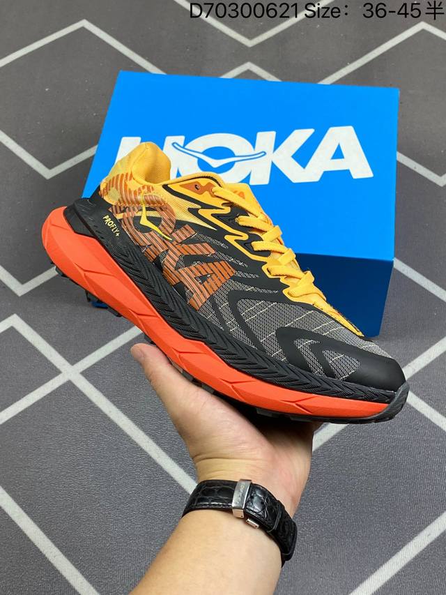 小红书推荐hoka One One 全新配色 这个品牌来自于新西兰的毛利语，Hoka表示大地，One One表示飞越，连起来就是飞越地平线，One One不是读