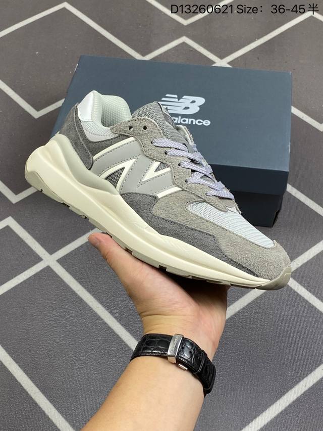 真标new Balance Nb5740系列 凭借多种严选的优质素材重塑出让人耳目一新又充满层次感的革新中低结构。为呼应90年代的巨大化潮流，鞋侧也点题采用了相