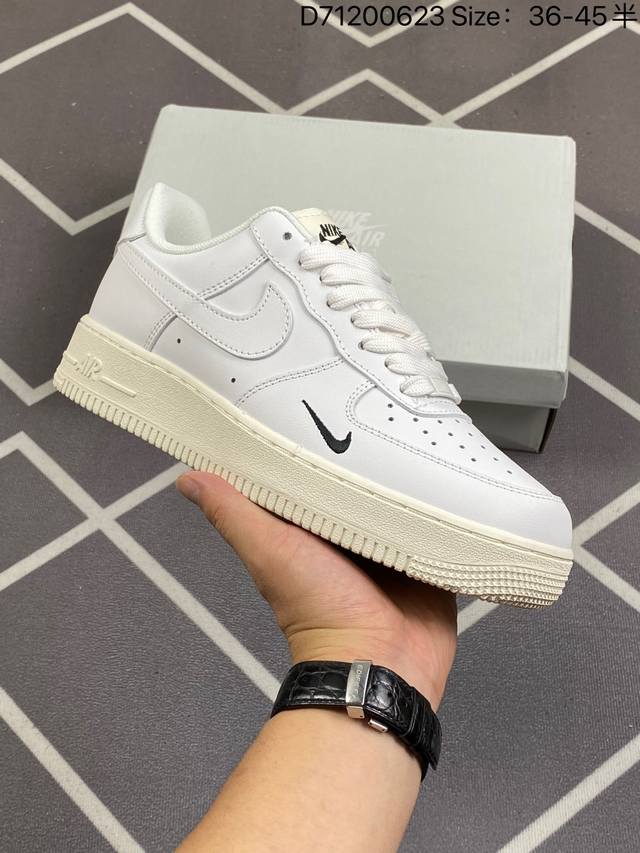 真标耐克nike Air Force 1 Low 空军一号低帮百搭休闲运动板鞋。柔软、弹性十足的缓震性能和出色的中底设计，横跨复古与现代的外型结合，造就出风靡全