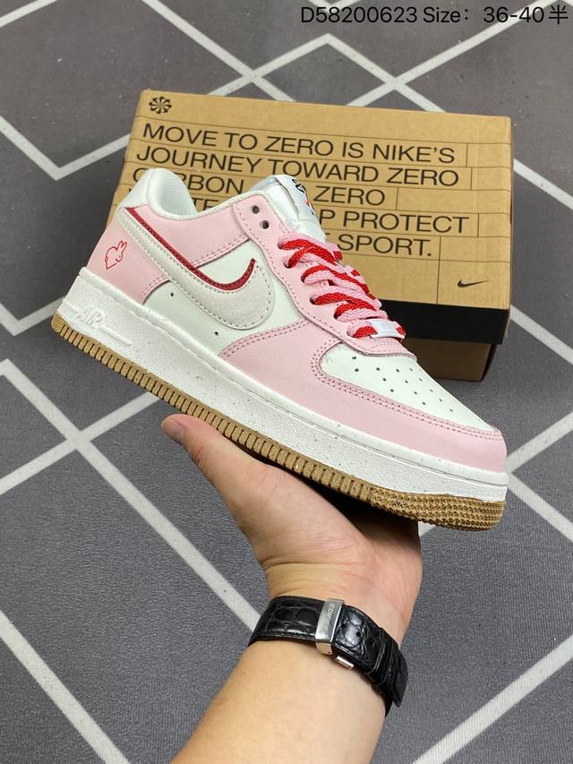 耐克 Nike Air Force 1 '07 Low 空军一号低帮百搭厚底增高休闲运动板鞋。柔软、弹性十足的缓震性能和出色的中底设计，横跨复古与现代的外型结合