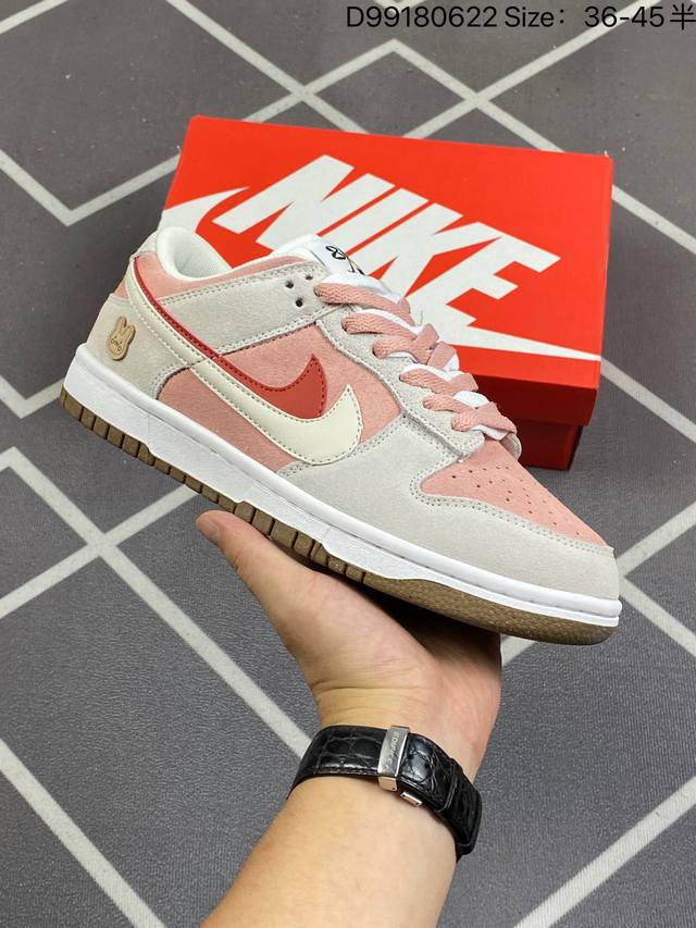 耐克 Nike Dunk Low Retro 运动鞋复古板鞋 作为 80 年代经典篮球鞋款，起初专为硬木球场打造，后来成为席卷街头的时尚标杆，现以经典细节和复古