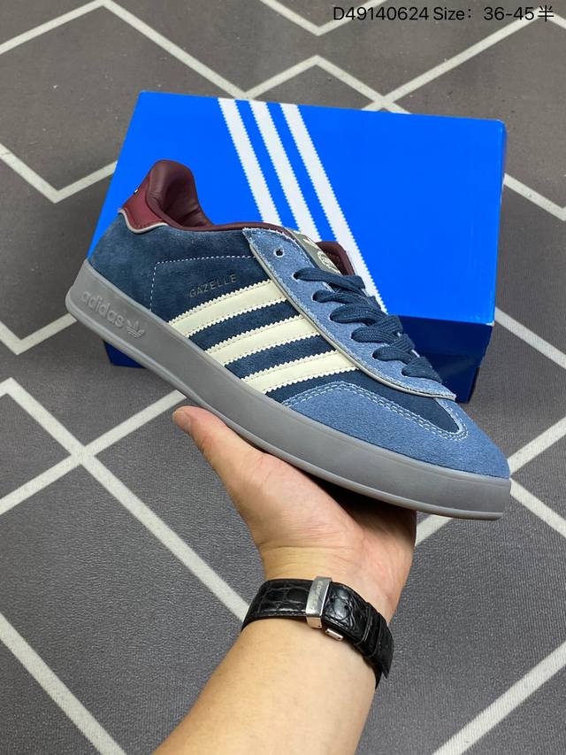 阿迪达斯 Adidas Originals Gazelle Indoor 复古三叶草防滑透明橡胶板鞋经典运动鞋。这款经典鞋,忠于原版设计,缀撞色三条纹和鞋跟饰片