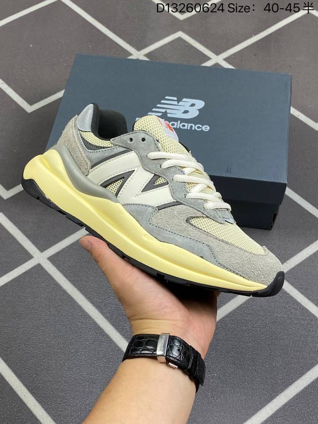 真标new Balance Nb5740系列 凭借多种严选的优质素材重塑出让人耳目一新又充满层次感的革新中低结构。为呼应90年代的巨大化潮流，鞋侧也点题采用了相