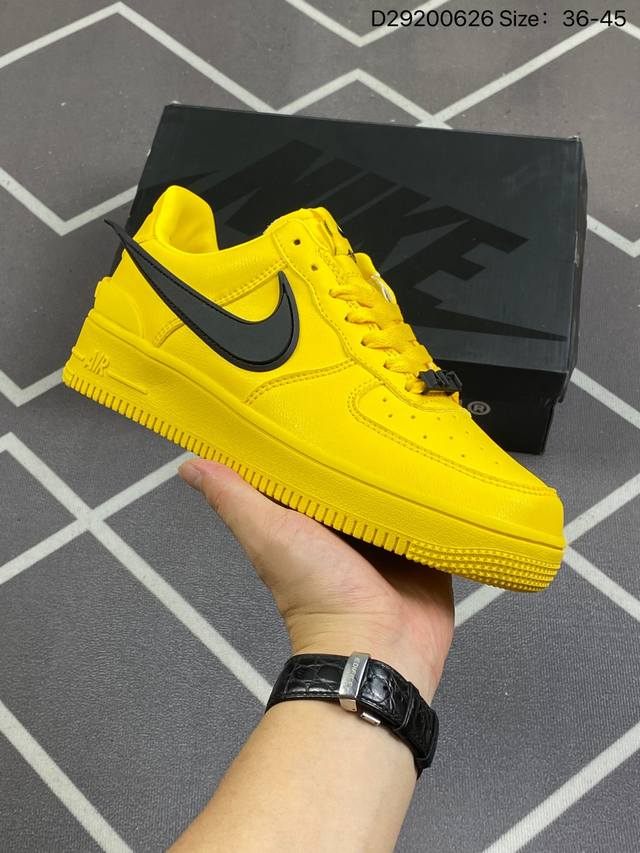 真标耐克 空军一号 Af1 低帮休闲板鞋 Ambush X Nk Air Force 1‘07 Low Sp 空军一号联名标志性的swoosh延伸至鞋跟之外，鞋