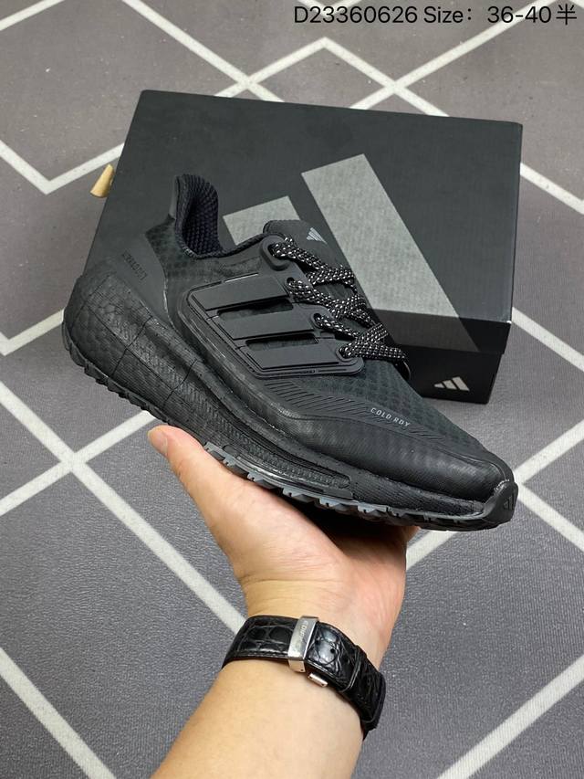 公司级阿迪达斯adidas Ultraboost Light 全掌爆米花休闲运动跑鞋。采用网材搭配反光皮革鞋面，配上stretchweb网格外底和boost中底