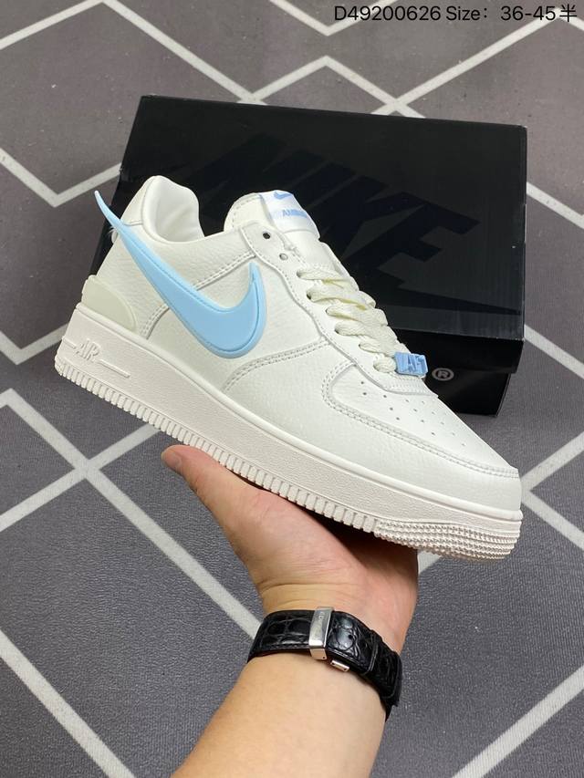 耐克ambush X Nk Air Force 1‘07 Low ”Phantom“ 联名款 空军一号低帮休闲板鞋 鞋款鞋身以及内衬均采用了纯色皮革打造，标志性