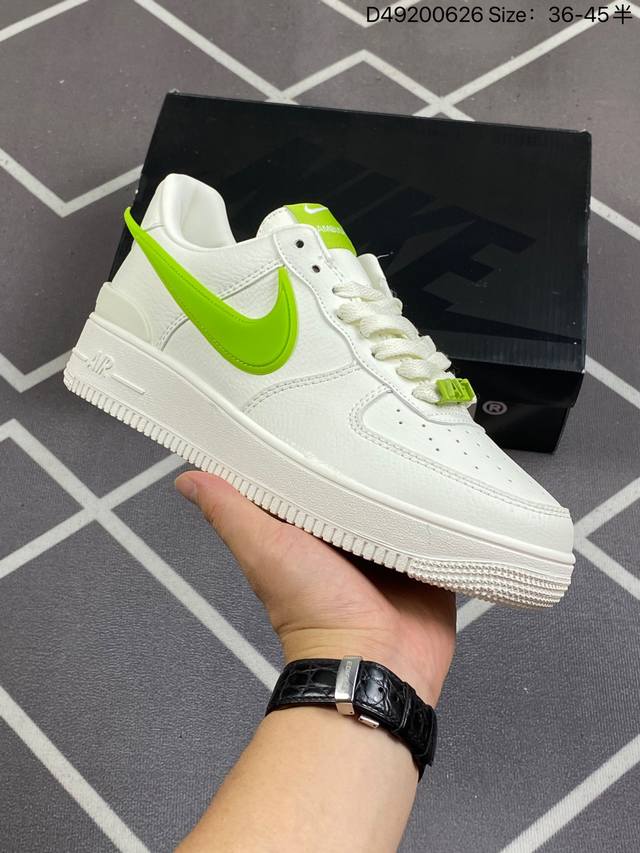 耐克ambush X Nk Air Force 1‘07 Low ”Phantom“ 联名款 空军一号低帮休闲板鞋 鞋款鞋身以及内衬均采用了纯色皮革打造，标志性