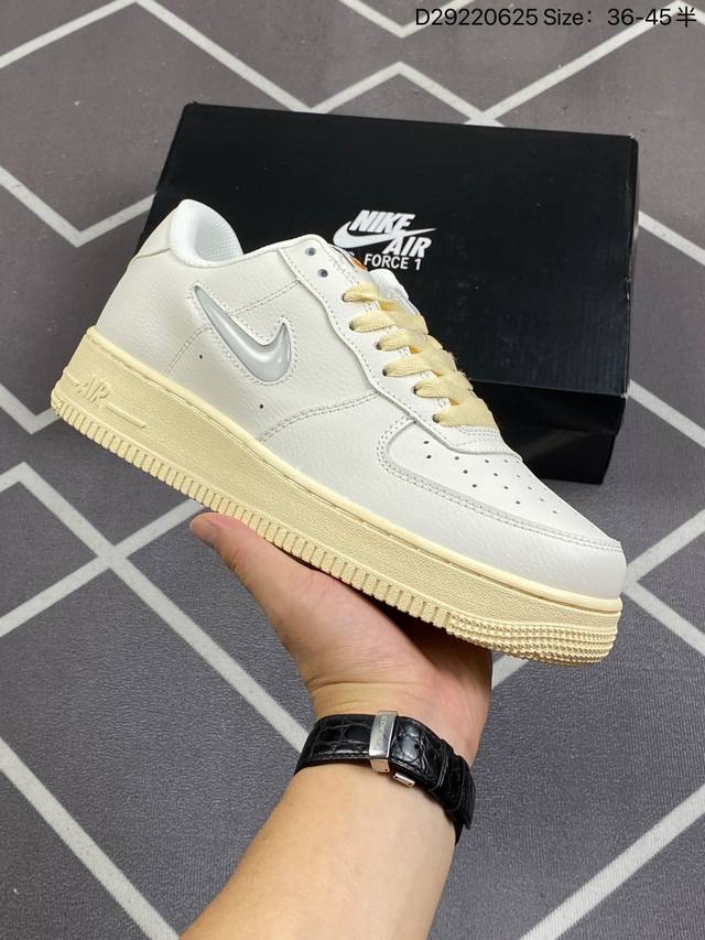 耐克 Nike Air Force 1 '07空军一号 中帮百搭休闲运动板鞋。柔软、弹性十足的缓震性能和出色的中底设计，横跨复古与现代的外型结合，造就出风靡全球