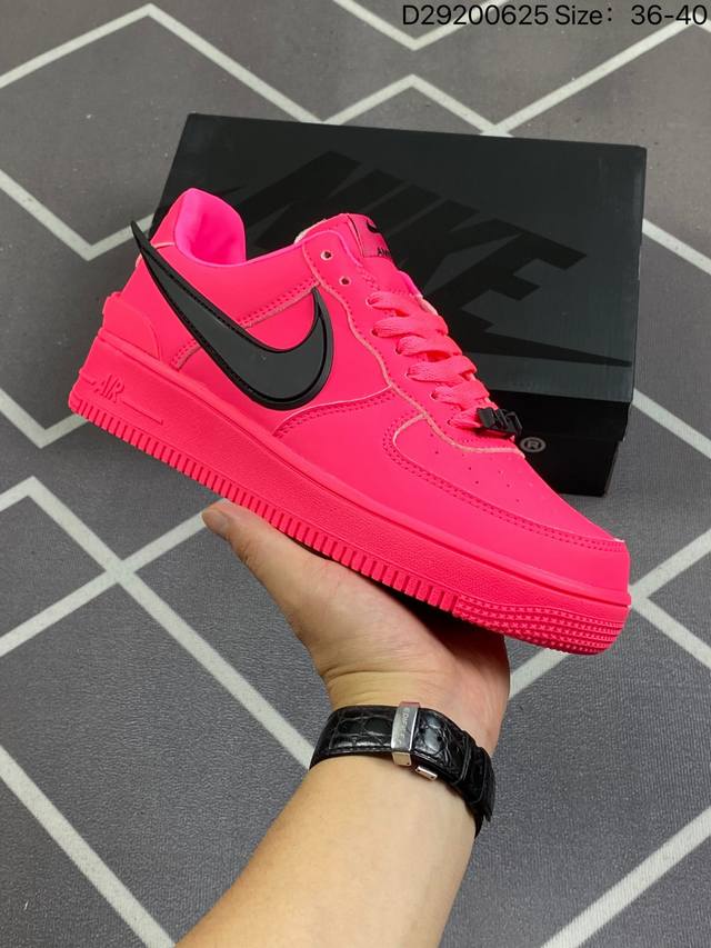 耐克 空军一号 Af1 低帮休闲板鞋 Ambush X Nk Air Force 1'07 Low Sp 空军一号联名标志性的swoosh延伸至鞋跟之外，鞋舌和