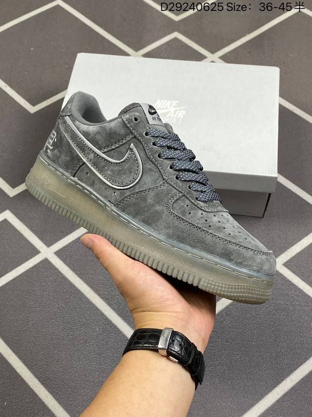 耐克 Nike Air Force 1 '07空军一号 中帮百搭休闲运动板鞋。柔软、弹性十足的缓震性能和出色的中底设计，横跨复古与现代的外型结合，造就出风靡全球