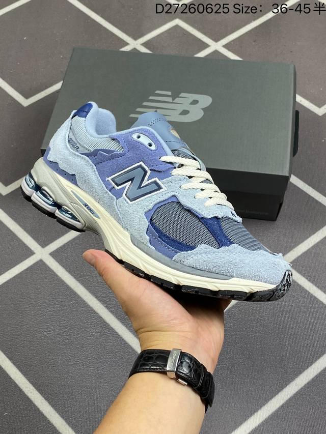 新百伦 New Balance 2002R 跑鞋 男女运动鞋 潮老爹鞋。沿袭了面世之初的经典科技，以 Encap 中底配以升级版 N-Ergy 缓震物料。鞋面则