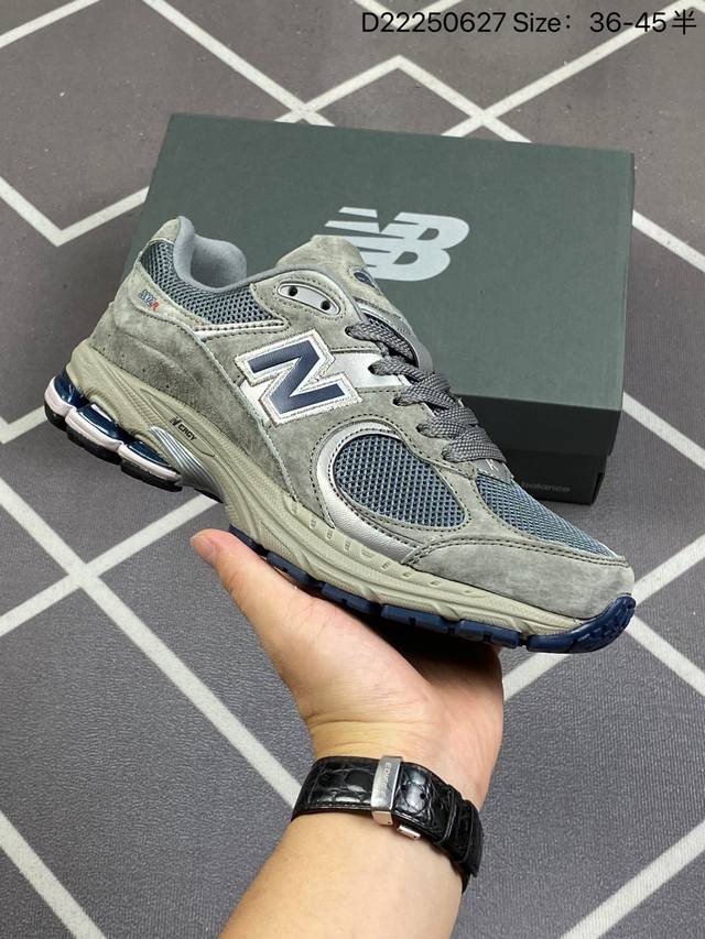 New Balance Ml2002 复古休闲跑步鞋 最新出的2002R系列，鞋款延续了经典科技，升级版n-Ergy缓震物料机能与材质上脚太舒适了，鞋面的柔软麂