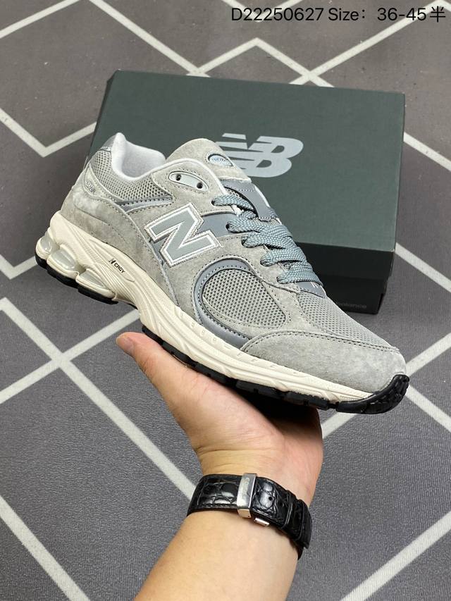 New Balance Ml2002 复古休闲跑步鞋 最新出的2002R系列，鞋款延续了经典科技，升级版n-Ergy缓震物料机能与材质上脚太舒适了，鞋面的柔软麂