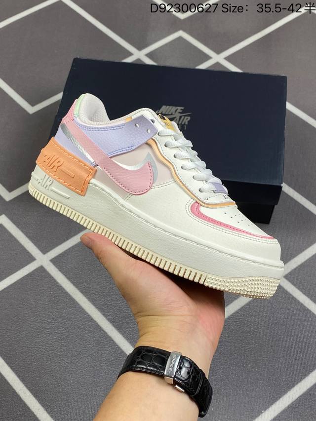 耐克nike Air Force 1 Low 空军一号低帮百搭休闲运动板鞋。柔软、弹性十足的缓震性能和出色的中底设计，横跨复古与现代的外型结合，造就出风靡全球三