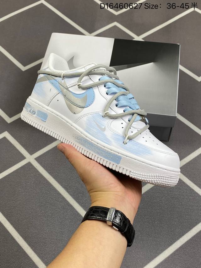 耐克 Nike Air Force 1 '07 空军一号 Af1 解构绑带 双鞋带 男女子运动鞋复古篮球鞋。巧妙结合复古美学和新潮魅力，旨在致敬 40 年来风靡