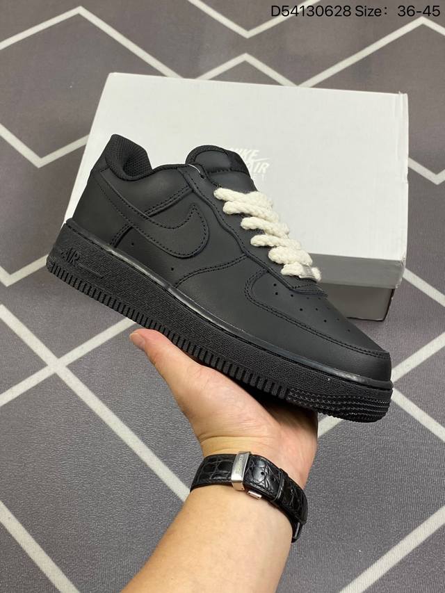 耐克 Nike Air Force 1 '07 Low 空军一号 低帮百搭厚底增高休闲运动板鞋。柔软、弹性十足的缓震性能和出色的中底设计，横跨复古与现代的外型结