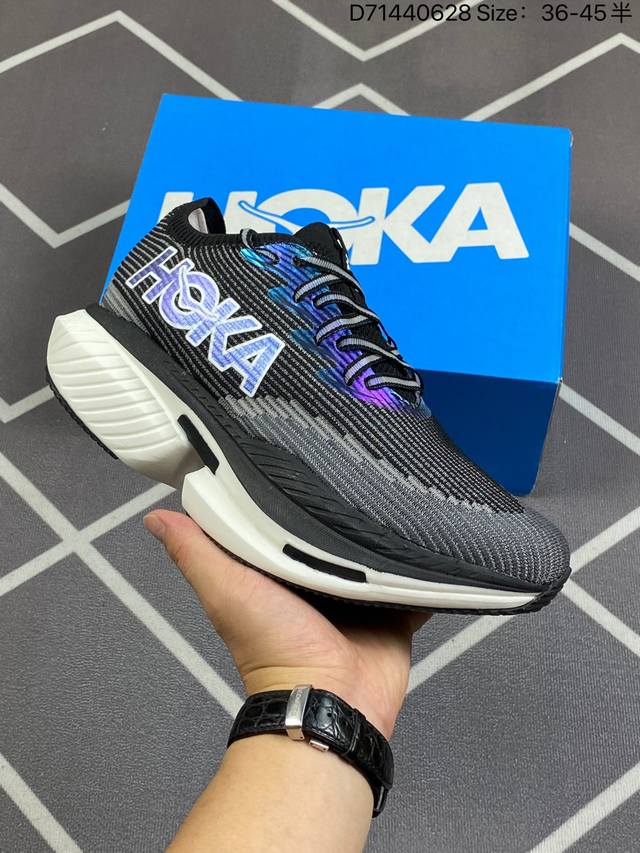 Hoka 霍卡 Hoka Cielo X1 竞速跑鞋 外观整合hoka 顶尖碳板技术、中底泡棉科技和几何学，设计符合自然步态的不对称鞋面和鞋底结构，专为精英跑者