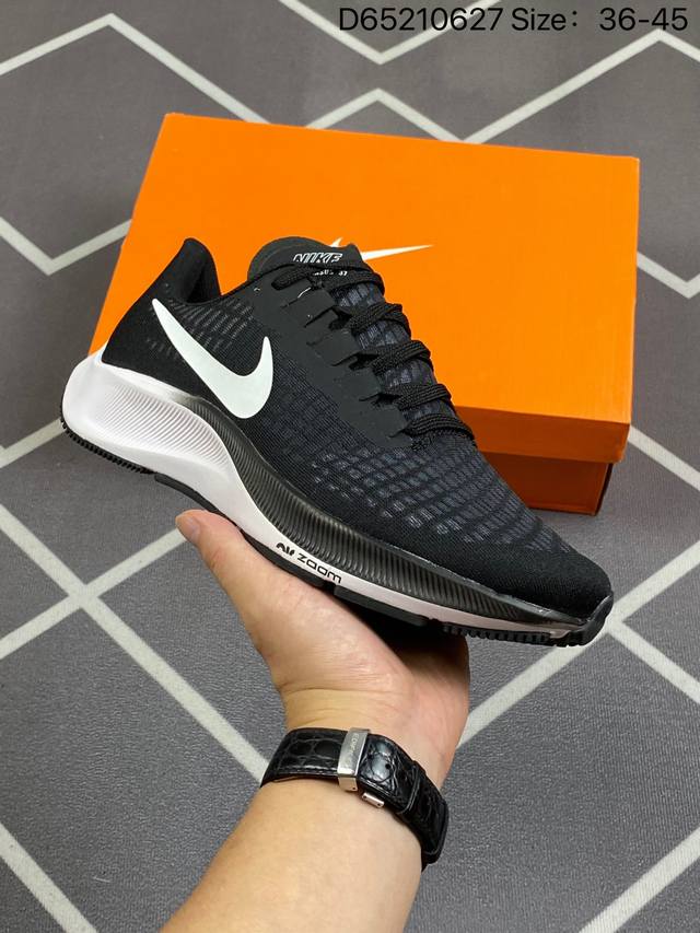 耐克nike Zoom Pegasus 37 登月37代 超轻网面透气跑步鞋 采用透气网眼鞋面搭配外翻式鞋口，为脚跟区域营造出色舒适度，而在鞋底部分，搭载全掌型