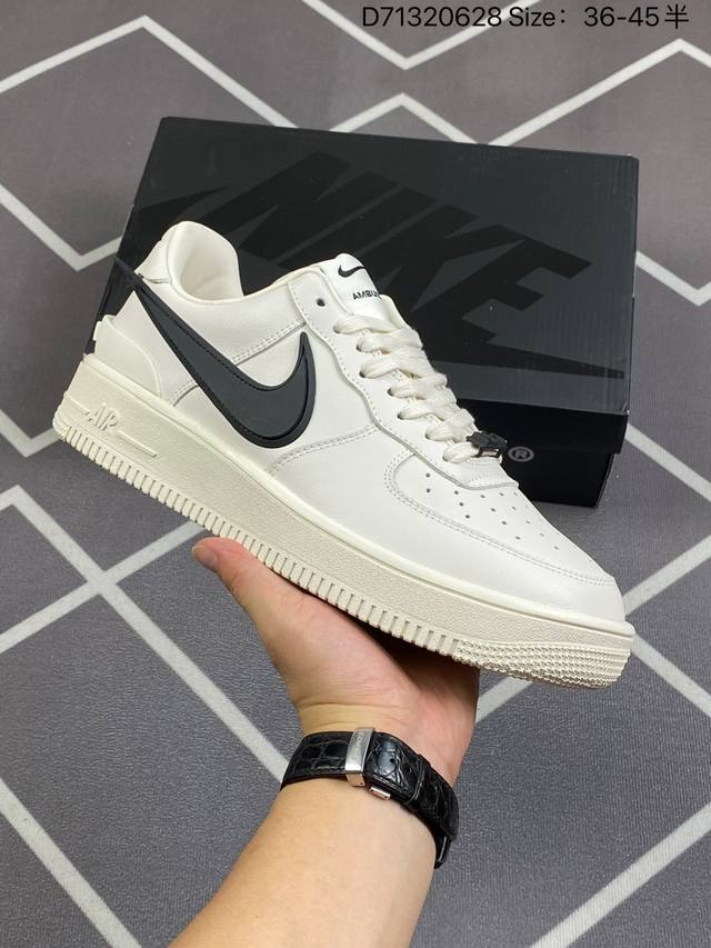 耐克 空军一号 Af1 低帮休闲板鞋 Ambush X Nk Air Force 1'07 Low Sp 空军一号联名标志性的swoosh延伸至鞋跟之外，鞋舌和