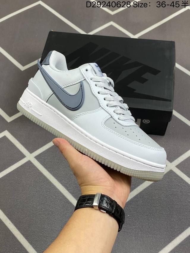 耐克 Nike Air Force 1 '07 Low 空军一号含气垫 低帮百搭厚底增高休闲运动板鞋。柔软、弹性十足的缓震性能和出色的中底设计，横跨复古与现代的