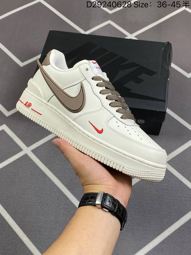 耐克 Nike Air Force 1 '07 Low 空军一号含气垫 低帮百搭厚底增高休闲运动板鞋。柔软、弹性十足的缓震性能和出色的中底设计，横跨复古与现代的