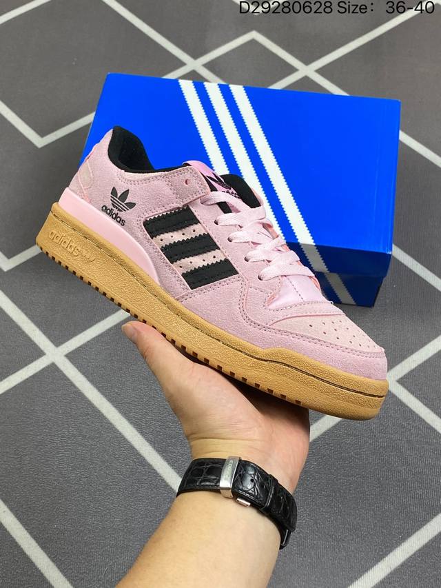 Adidas 阿迪达斯 三叶草 Forum Low 女运动鞋 摩登演绎篮球风的经典鞋。英文的“Forum”，是进行表达的场所，在这里，可以释放自己的热情，阐述自