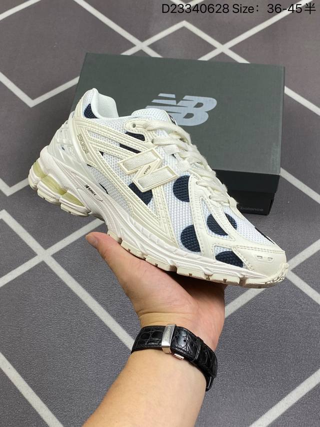 新百伦 New Balance M 6系列 复古运动鞋单品宝藏老爹鞋款。作为nb最经典的档案鞋型之一，与2002一样， 6有着nb最成熟的技术加持和复古款式，而