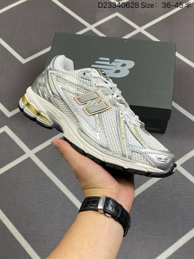 新百伦 New Balance M 6系列 复古运动鞋单品宝藏老爹鞋款。作为nb最经典的档案鞋型之一，与2002一样， 6有着nb最成熟的技术加持和复古款式，而