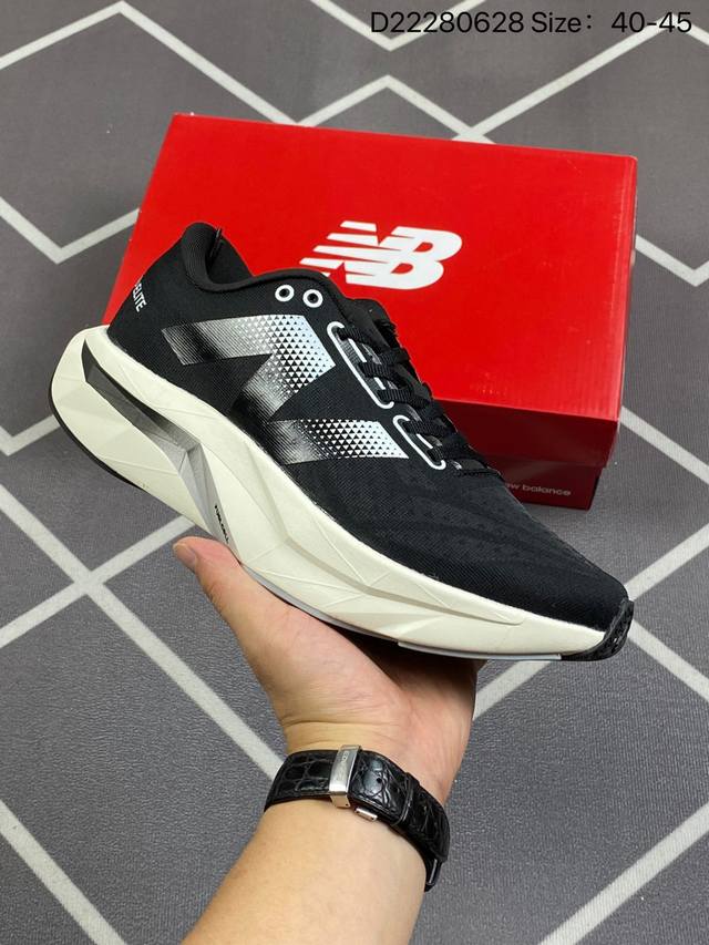 New Balance Fuelcell Supercomp Elite V4 运动舒适耐磨 低帮休闲跑步鞋 男款 新款的elite V4，在鞋面和鞋底都做了升