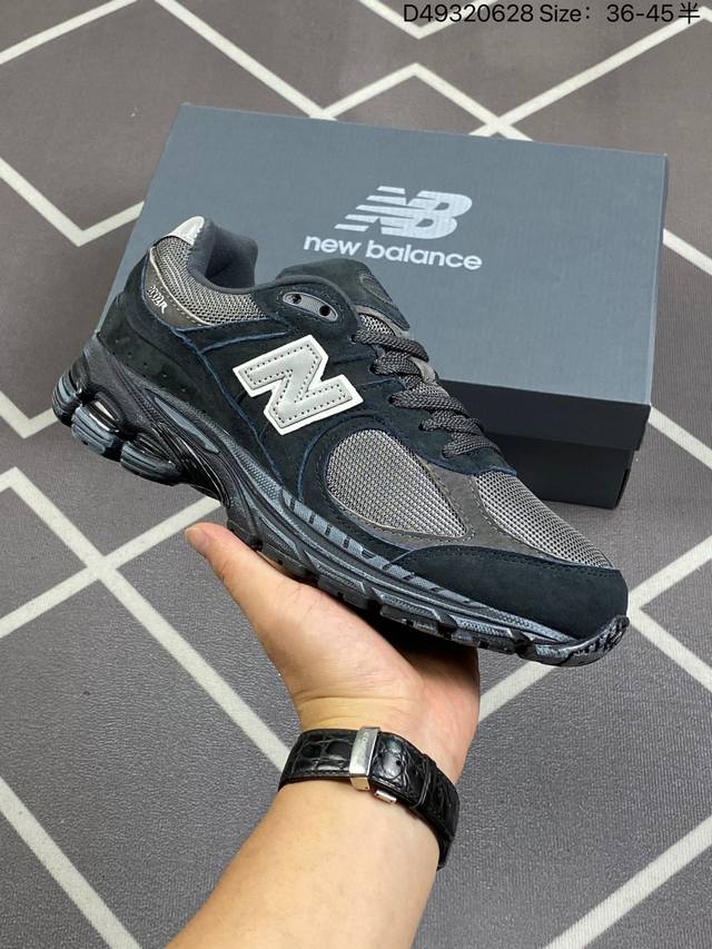 New Balance 2002 复古单品 鞋款延续了经典科技，升级版n-Ergy缓震物料机能与材质上脚太舒适了，鞋面的柔软麂皮搭配尼龙网布，特别透气而且还复古