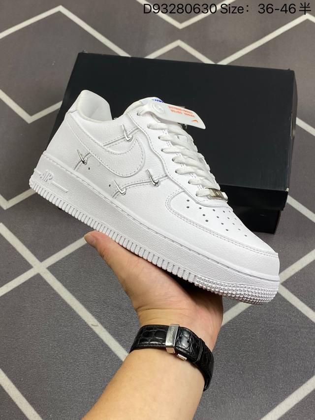 公司级耐克nike Air Force 1 Low 空军一号低帮百搭休闲运动板鞋。柔软、弹性十足的缓震性能和出色的中底设计，横跨复古与现代的外型结合，造就出风靡