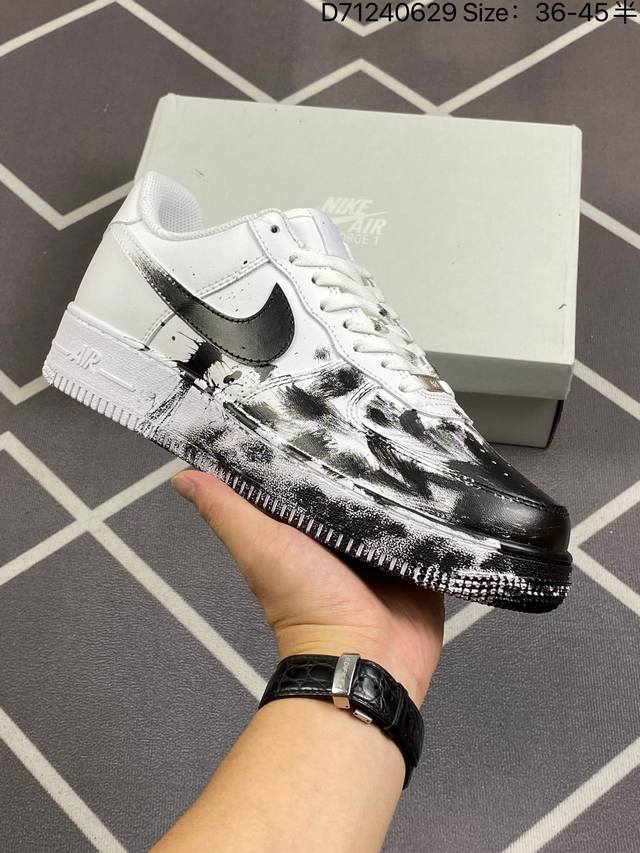 耐克nike Air Force 1 Low 空军一号低帮百搭休闲运动板鞋。柔软、弹性十足的缓震性能和出色的中底设计，横跨复古与现代的外型结合，造就出风靡全球三