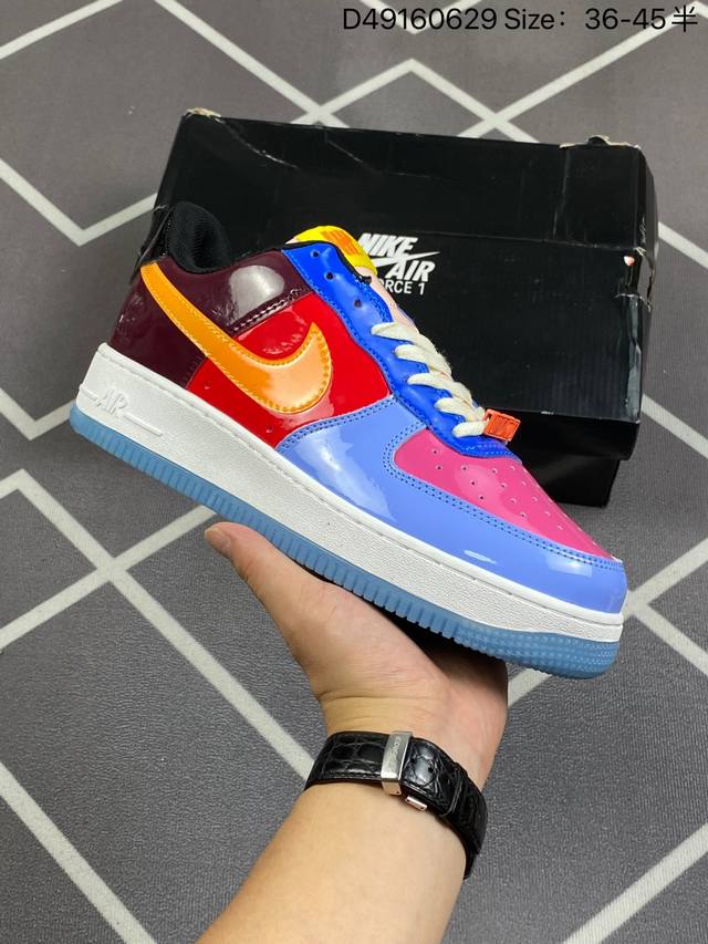 耐克 Nike Air Force 1 '07 Low 空军一号含气垫 低帮百搭厚底增高休闲运动板鞋。柔软、弹性十足的缓震性能和出色的中底设计，横跨复古与现代的