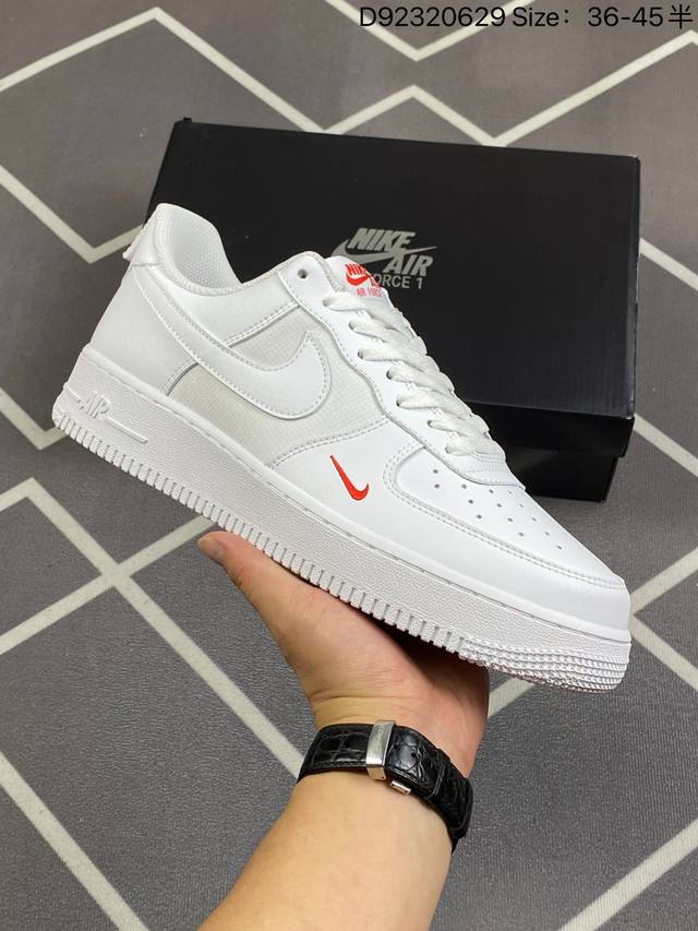 耐克nike Air Force 1 Low 空军一号低帮百搭休闲运动板鞋。柔软、弹性十足的缓震性能和出色的中底设计，横跨复古与现代的外型结合，造就出风靡全球三