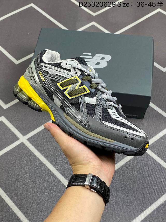 新百伦 New Balance M 6系列 复古运动鞋单品宝藏老爹鞋款。作为nb最经典的档案鞋型之一，与2002一样， 6有着nb最成熟的技术加持和复古款式，而