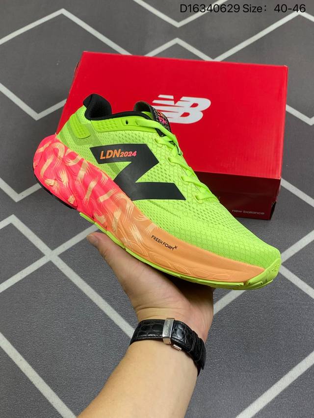 新百伦 [New Balance] Fresh Form 男士运动鞋 厚底增高跑鞋，这款跑鞋不仅有着以大数据为基础的fresh Foam虎蜂大底，还有着独创的h