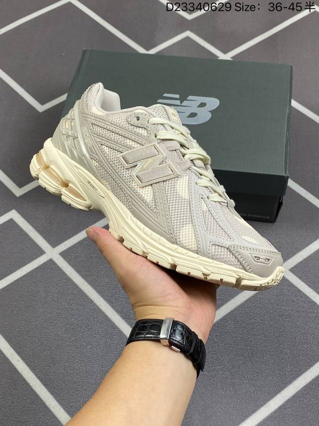 新百伦 New Balance M 6系列 复古运动鞋单品宝藏老爹鞋款。作为nb最经典的档案鞋型之一，与2002一样， 6有着nb最成熟的技术加持和复古款式，而