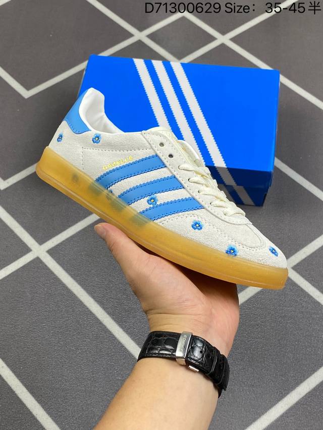 阿迪达斯adidas Originals Gazelle Indoor 三叶草复古防滑耐磨低帮板鞋 鞋款采用柔软的绒面革和耐用的皮革衬里融合在橡胶外底上！ 货号