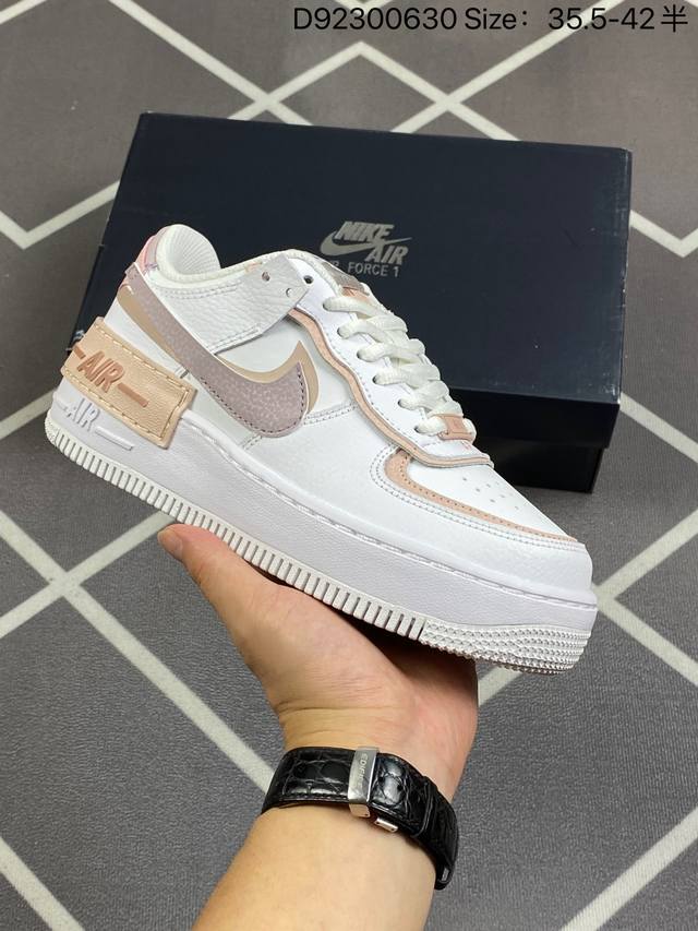 Nike 耐克低帮板鞋 空军一号 Af1马卡龙 Af1厚底增高百搭运动板鞋 Nike Air Force 1 “Shadow” 造型设计上与 Sacai X N