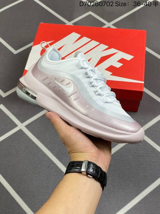 公司级nike Air Max Axis 二十周年限定鞋面细节更加简约，但线条能清晰的看出 Air Max 98 的元素，搭载后掌 Air Max 气垫，带来完