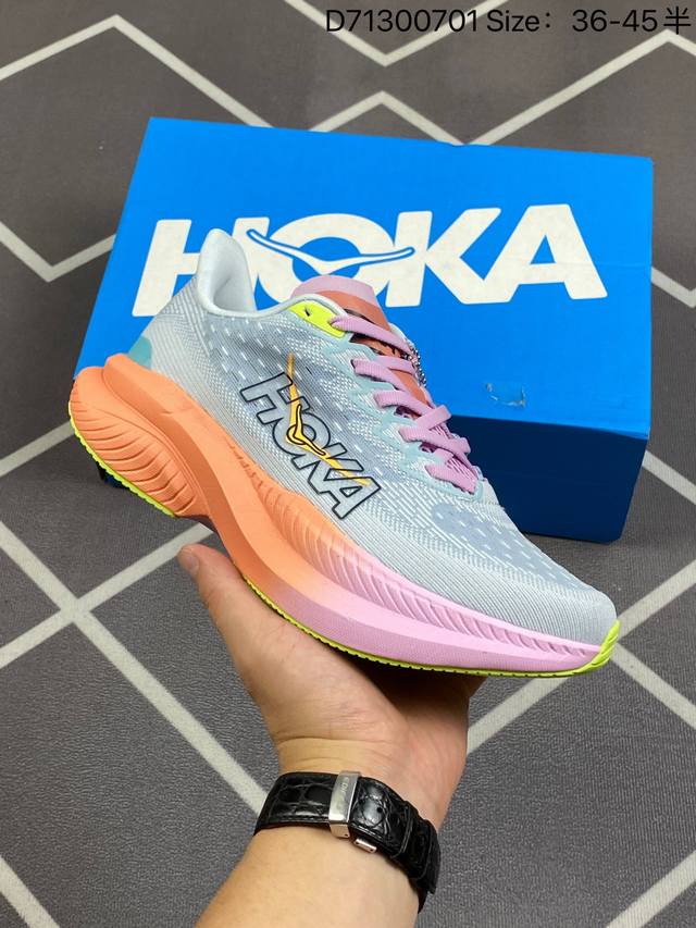 公司级hoka Mach 6 全新配色 这个品牌来自于新西兰的毛利语，Hoka表示大地，One One表示飞越，连起来就是飞越地平线，One One不是读作“万