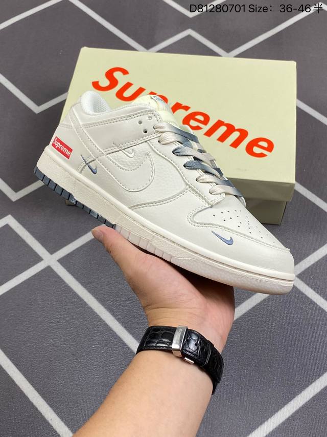 Supreme X Nike Dunk Low 白棕双拼此款主张打破传统的工业化流水线设计限制，以made By Ideas的超级创意为理念，集结众多潮流设计师