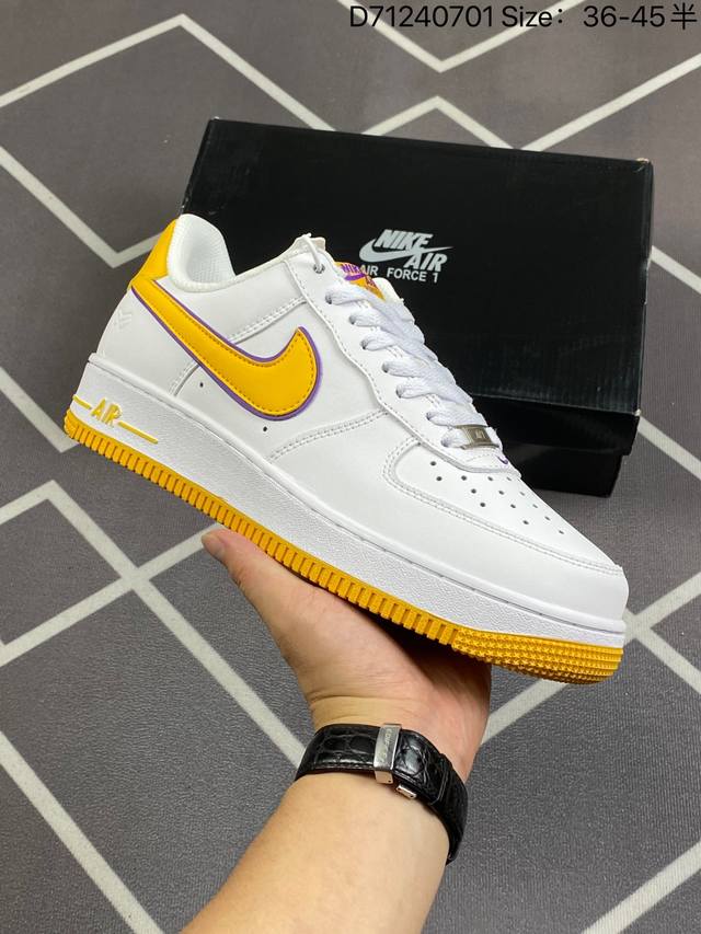 耐克 Nike Air Force 1 '07 Low 空军一号含气垫 低帮百搭厚底增高休闲运动板鞋。柔软、弹性十足的缓震性能和出色的中底设计，横跨复古与现代的