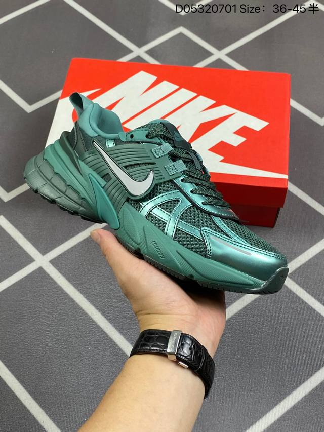 公司级 Nike 耐克 V2K Run 减震防滑 复古低帮跑步鞋 超火复古跑鞋，采用太空革组合呼吸网眼布鞋面材质，搭载正确4层组合底模，嵌入tpu加固稳定模块,