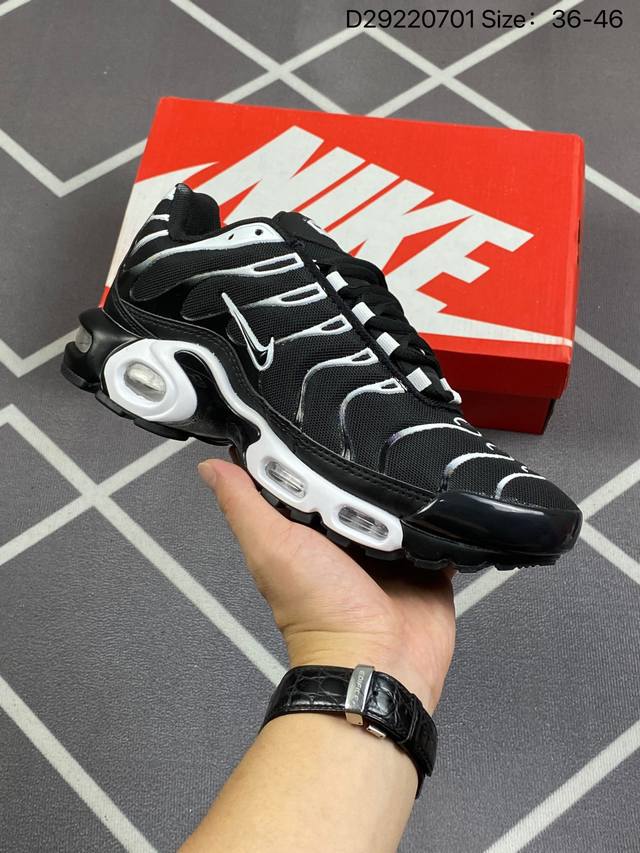 真标耐克nike Air Maxplus Drift休闲气垫缓震跑步运动鞋 造型超讨喜！鞋面以帆布和织物材质包裹，保证了轻薄透气，更适合夏季穿着。鞋侧 鱼骨 形