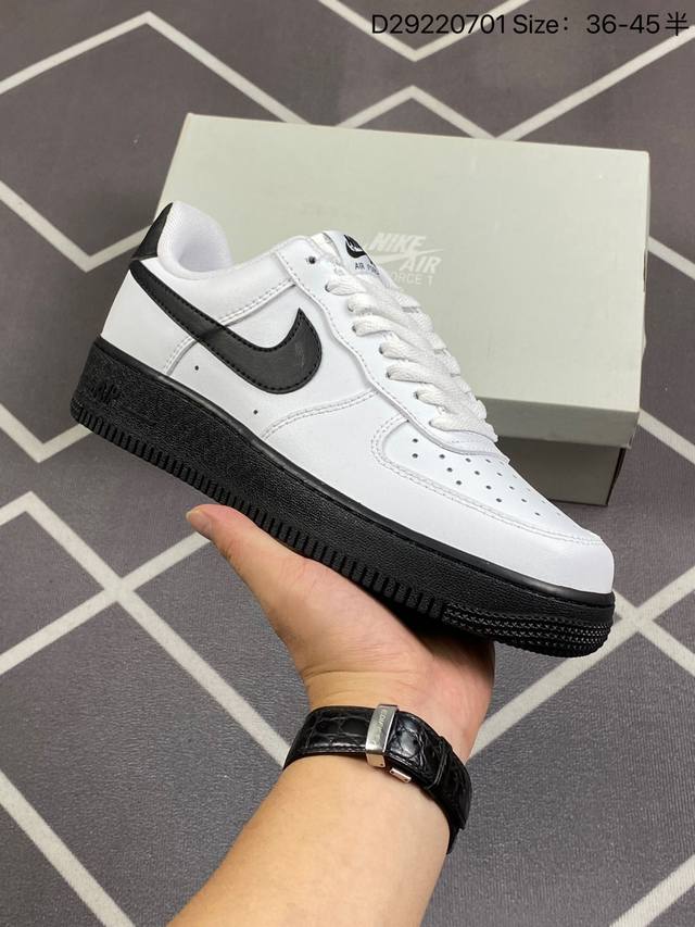 耐克 Nike Air Force 1 '07 Low 空军一号含气垫 低帮百搭厚底增高休闲运动板鞋。柔软、弹性十足的缓震性能和出色的中底设计，横跨复古与现代的