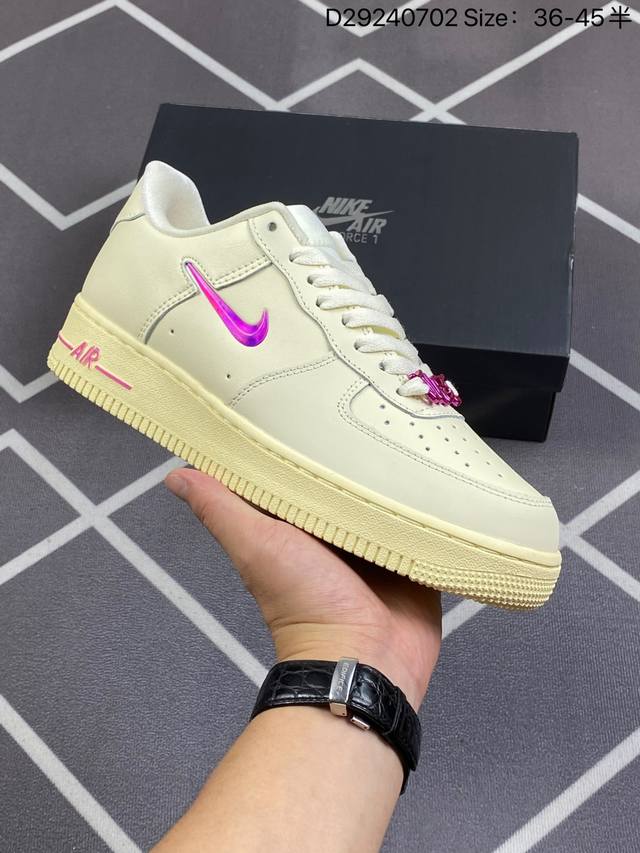 耐克nike Air Force 1 Low 空军一号低帮休闲运动板鞋。柔软、弹性十足的缓震性能和出色的中底设计，横跨复古与现代的外型结合，造就出风靡全球三十多